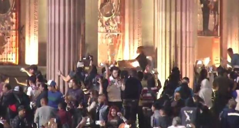 Protesta en NL fuera de control, vandalizan palacio de Gobierno
