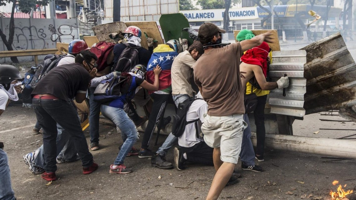 Al menos dos muertos en huelga general de Venezuela