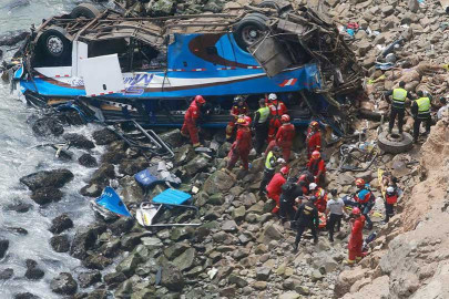 Al menos 25 muertos tras caída de autobús en acantilado