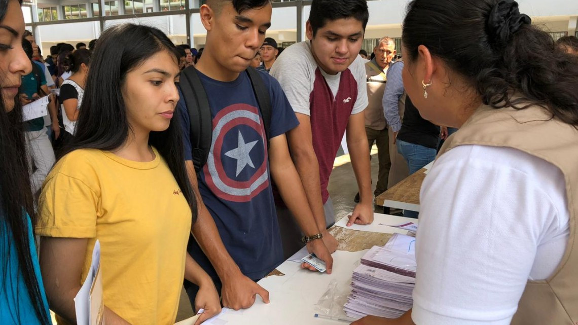 Acuden estudiantes al cobro de becas “Benito Juárez” 