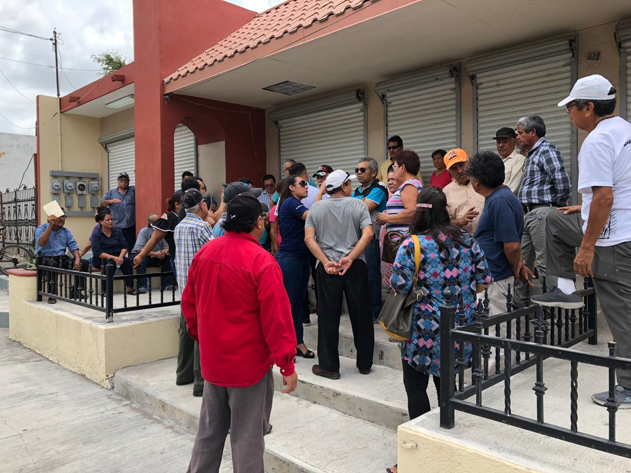 Protestan contra abogado, los defraudó hasta con 65 mil pesos ofreciendo aumentar su pensión del IMSS