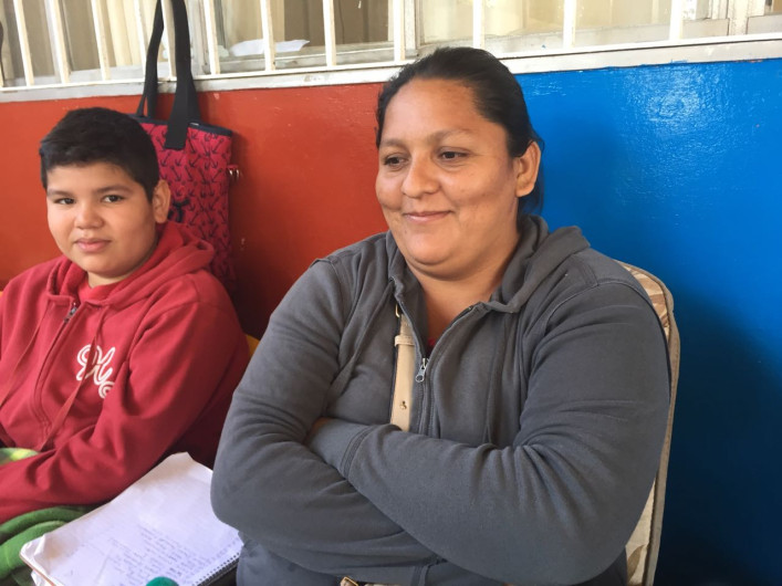 Padres acampan afuera de escuelas, para garantizar inscripción de sus hijos