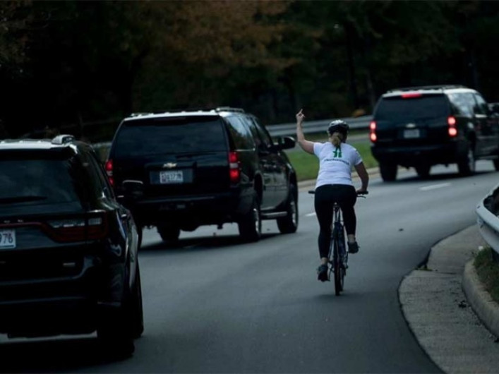 Mujer hace seña obsena a Trump y la despiden