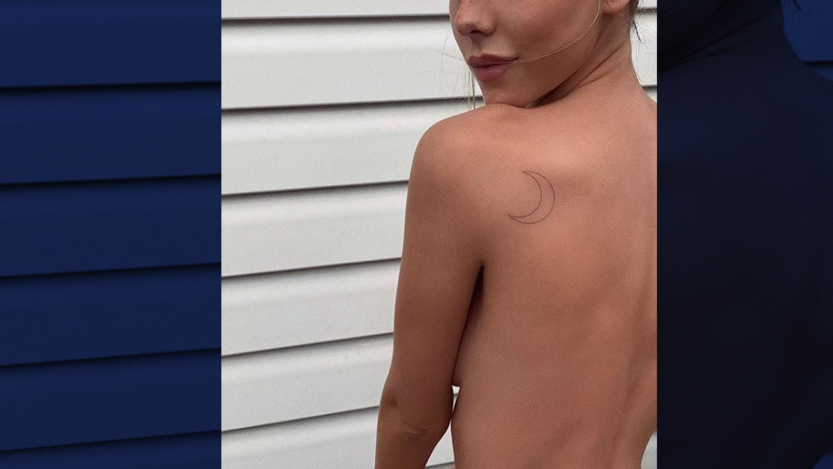 Ester Expósito enciende las redes sociales al posar en topless presumiendo su tatuaje