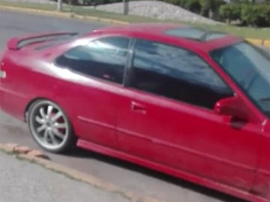 Muere bebé olvidado en auto