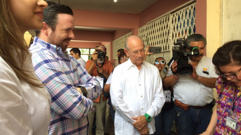 Chuchín acude a las urnas electorales acompañado de su familia 