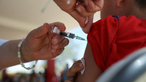 Expertos advierten riesgos tras plan de Florida para suprimir vacunas obligatorias