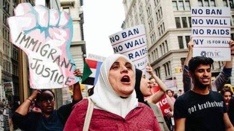Levantan parcialmente prohibición de entrada de refugiados en EU