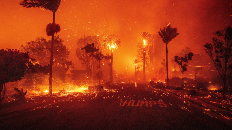 Incendio en Los Ángeles avanza sin control; evacúan a 30 mil personas