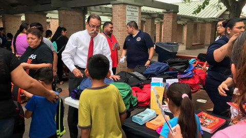 Regalan útiles escolares en el Cameron