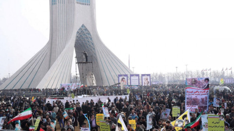 Cientos de miles de iraníes marchan contra Trump