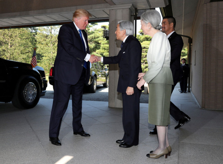 Trump rompe tradición con emperador japonés 