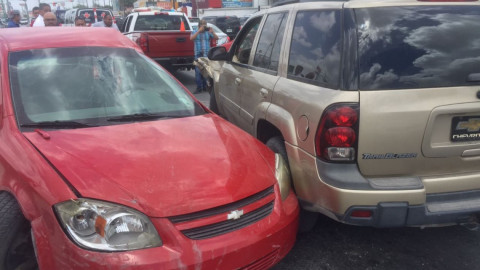 Despistado adolescente causa aparatoso choque