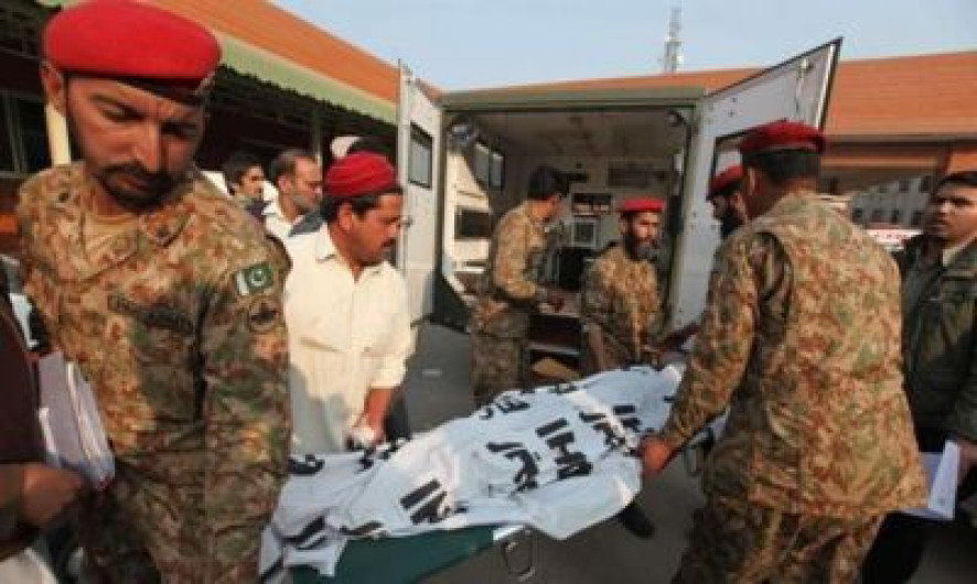 Al menos 11 soldados mueren en ataque suicida en Pakistán