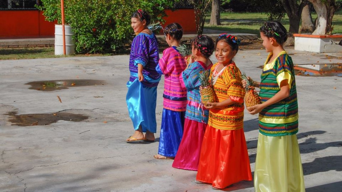 Dan banderazo para construcción de techumbre