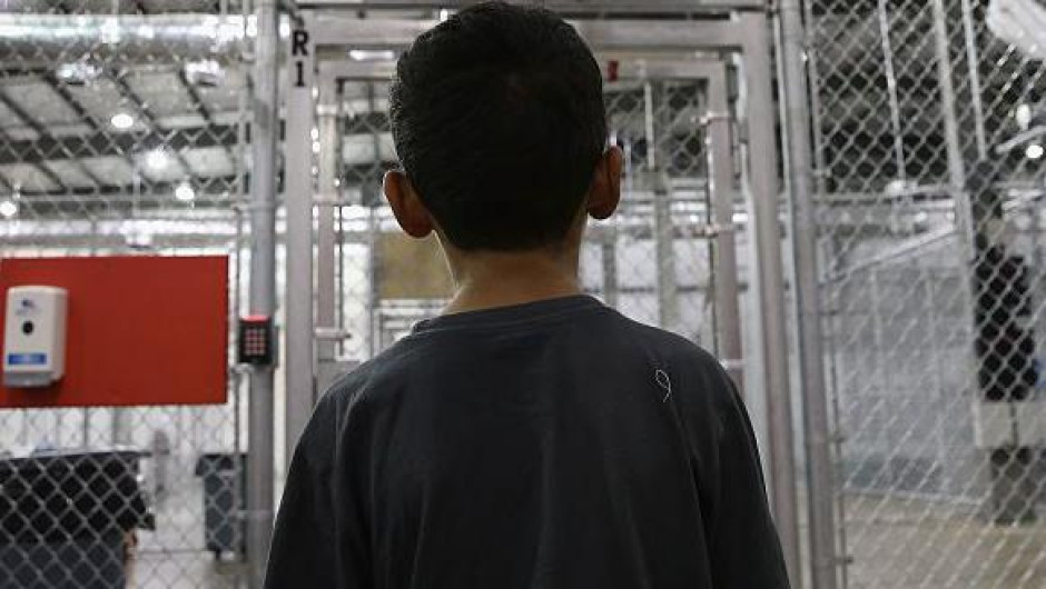 ICE busca rastrear a menores migrantes mediante centro de llamadas