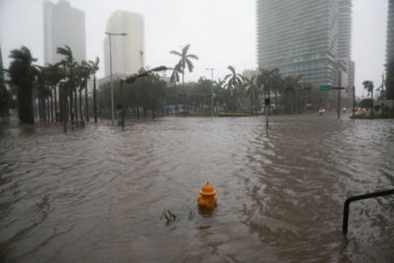 'Irma' se degrada a categoría 1 en Florida