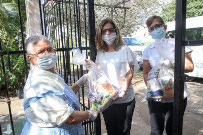 Distribuye Aída Féres de Nader despensas en asilos y centros de asistencia para Adultos Mayores