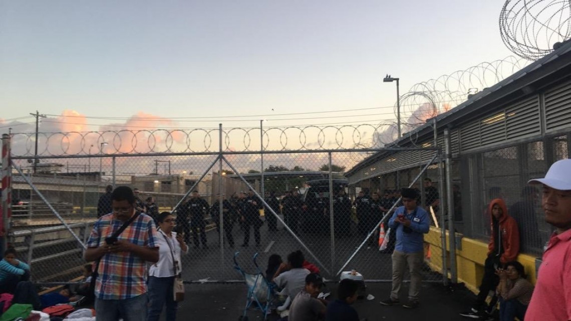 Cientos de migrantes obligan el cierre total del "Puente Nuevo" en Matamoros