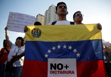 Opositores bloquean autopista en Caracas en contra de Maduro
