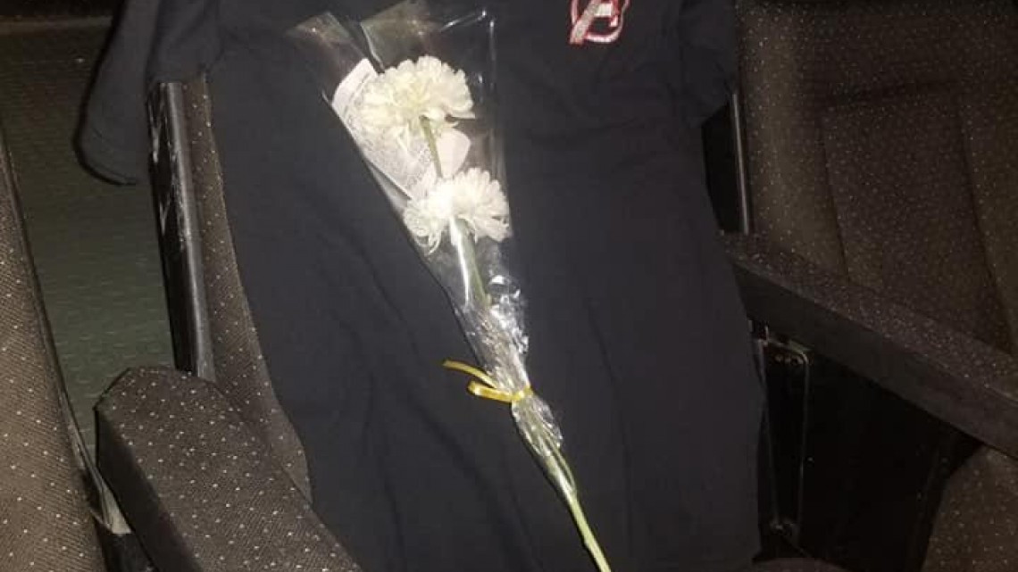 Fallece un día antes del estreno y amigos acuden con una rosa blanca en su lugar