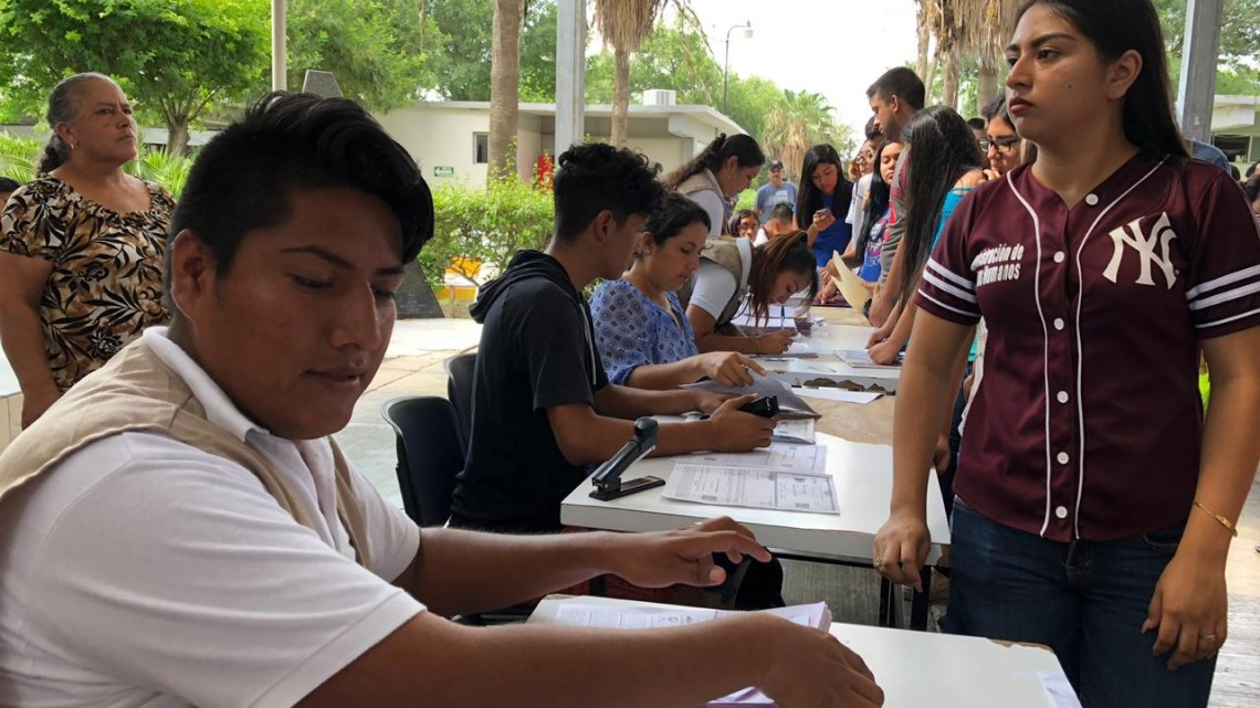 Acuden estudiantes al cobro de becas “Benito Juárez” 