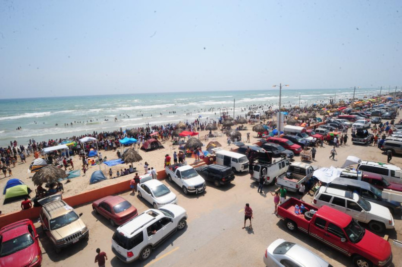 Gran afluencia en Playa Bagdad por el Puente
