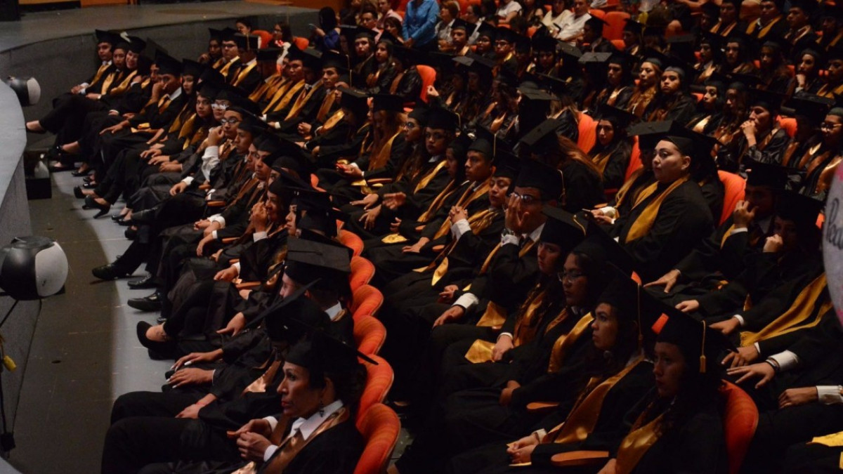 Presencia Maki Ortiz graduación de nuevos profesionistas