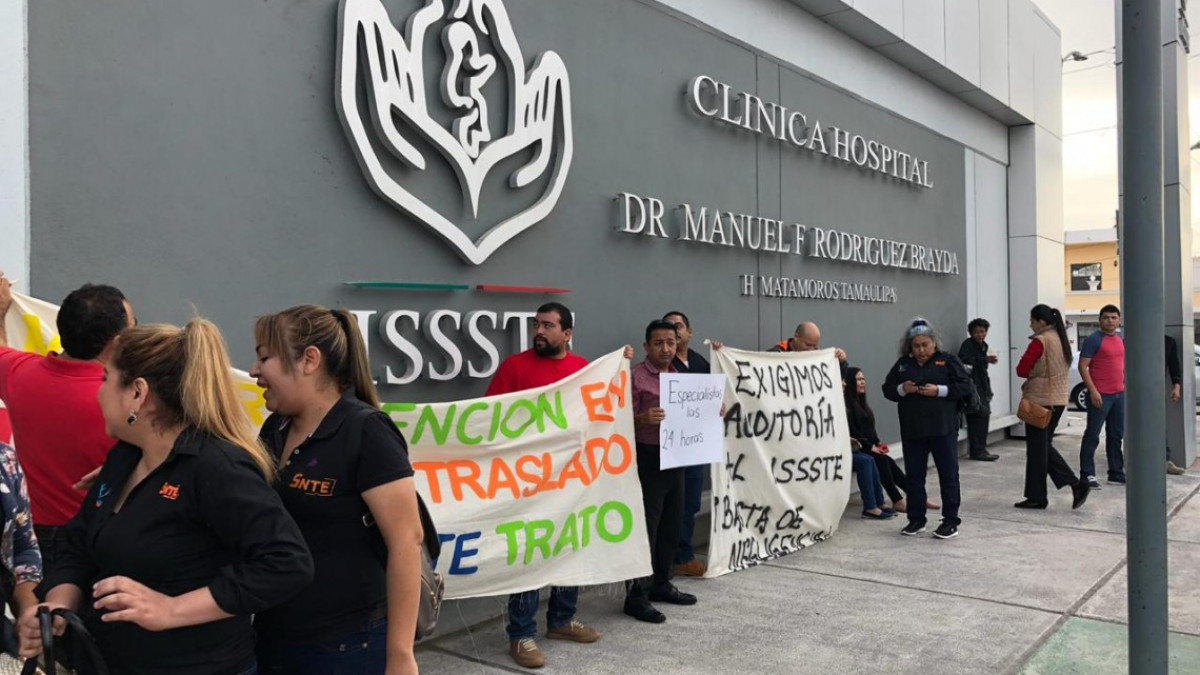 Se manifiestan maestros afuera del ISSSTE Matamoros 