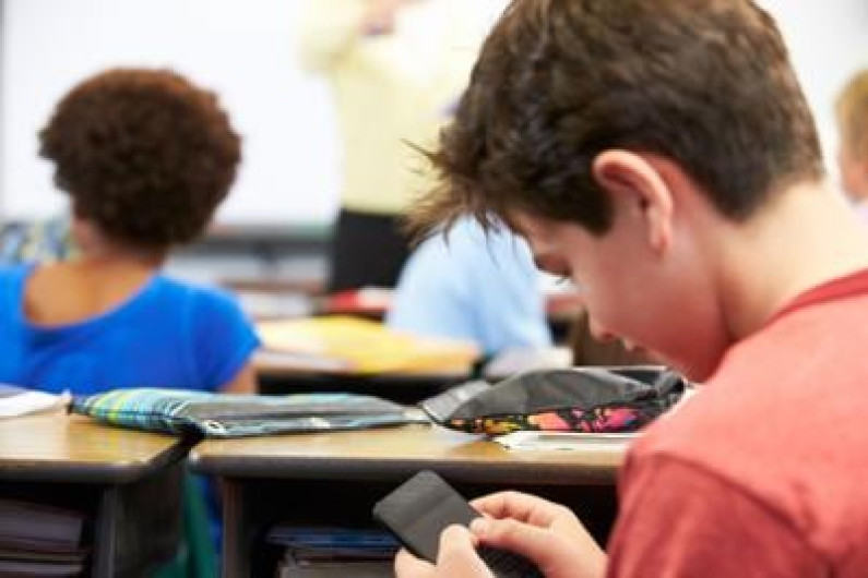 Prohibirá Nueva York el uso de celulares en las escuelas a partir del curso 2025-2026
