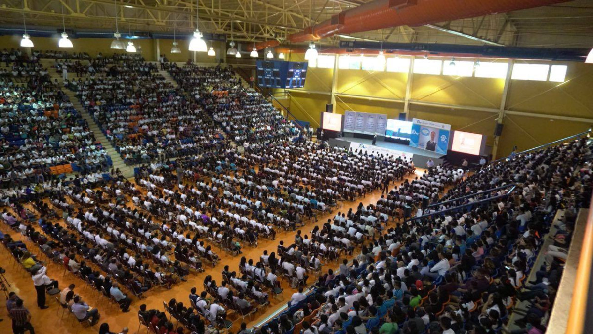Más de  3 mil jóvenes asisten a conferencia “Si yo puedo, Tú puedes” 