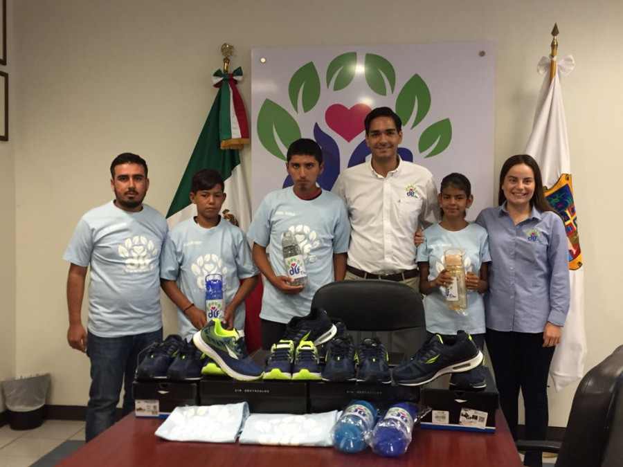 DIF entrega apoyos y desea suerte a deportistas paralímpicos