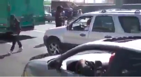 Con el rostro cubierto quitan dinero a automovilistas