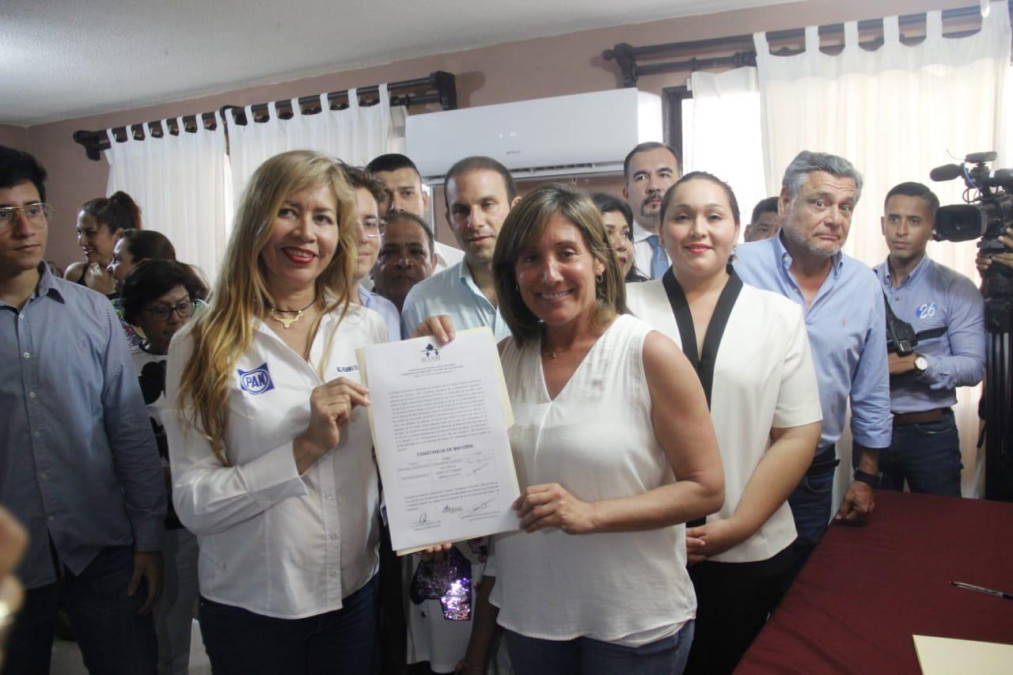 Recibe Rosa Gonzalez Constancia de Mayoria