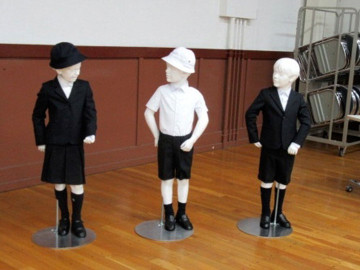 Primaria busca pedir a sus alumnos uniformes Armani