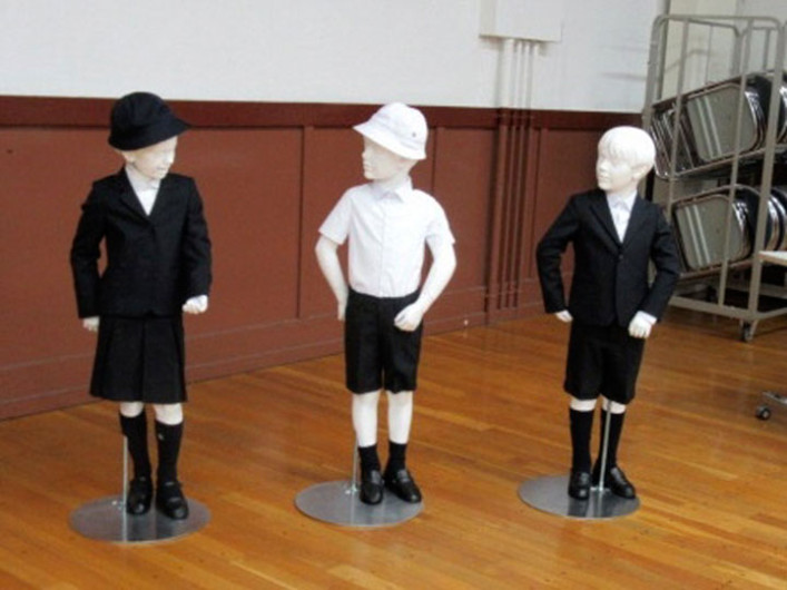 Primaria busca pedir a sus alumnos uniformes Armani