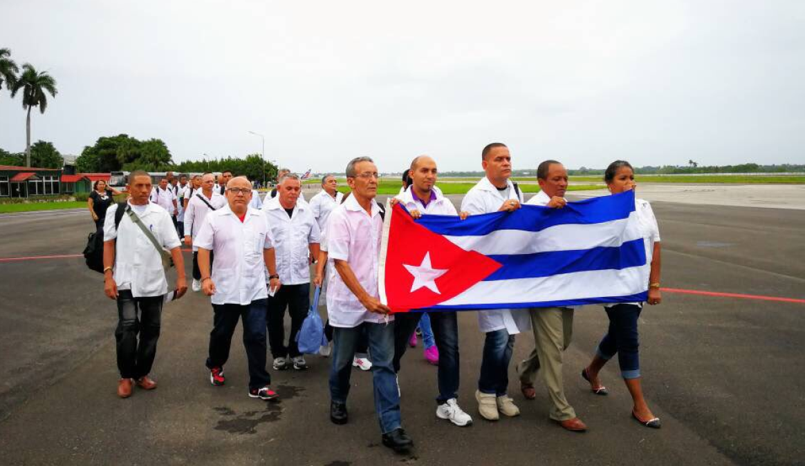 Médicos cubanos asisten a victimas del sismo en Oaxaca