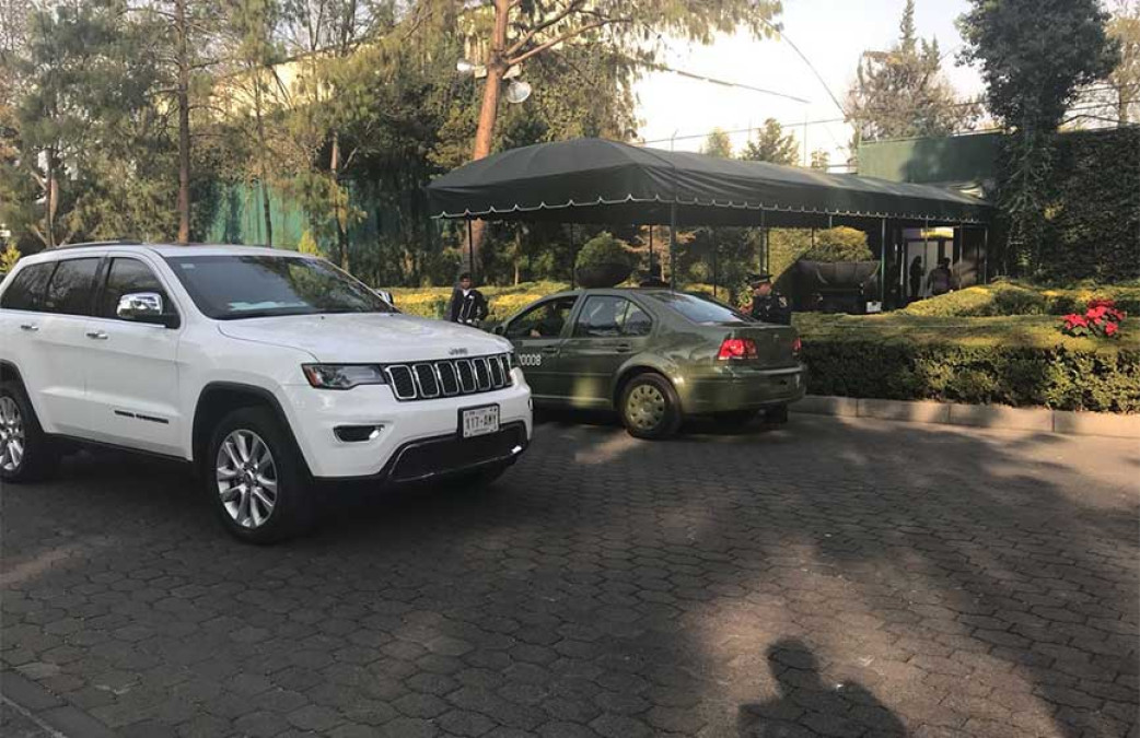 Recibe EPN gabinete para celebración de navidad