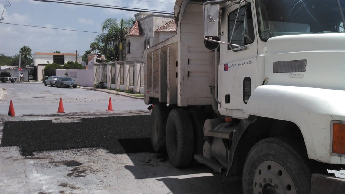 Reparan cuadrillas municipales asfalto en Fuentes Lomas