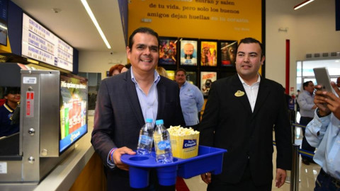Alcalde de Nuevo Laredo inaugura nuevas salas de Cinepolis