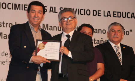 Reconoce alcalde Mario López a maestros  con 30 y 40 años de servicio en la educación