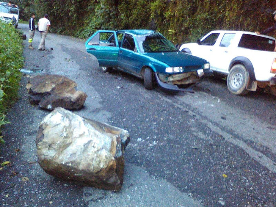 Fallece persona al derrumbarse dos rocas sobre su auto