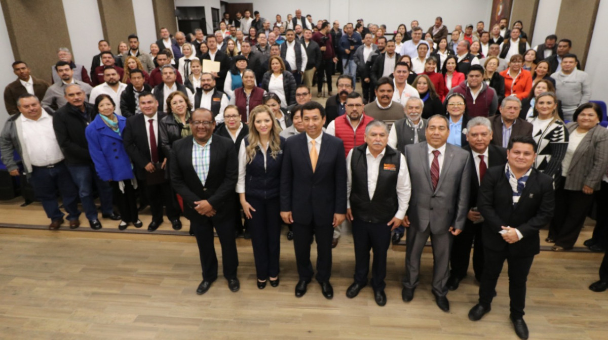 Reconocen maestros trabajo de alcalde Mario López