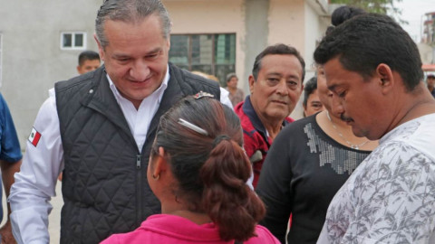 Entrega Adrián Oseguera viviendas a familias vulnerables