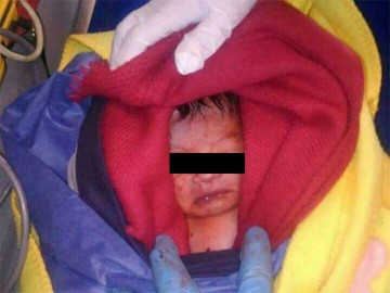 Abandona madre a bebé en taza de baño