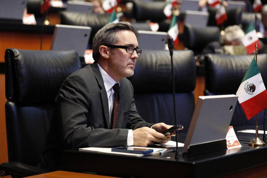 Senado aprueba licencia a JR para buscar reelección