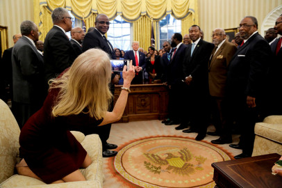 Asesora de Trump, se arrodilla en sillon del Salón Oval 