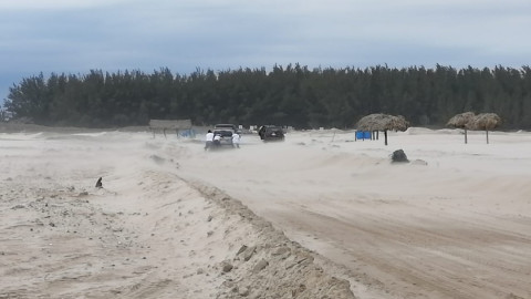Garantizan seguridad a visitantes de playa Tesoro 