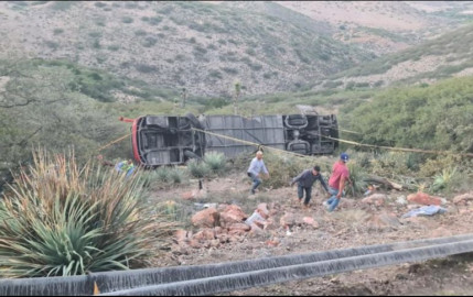 Autobús cae a barranca en San Luis Potosí; hay 18 heridos y 10 muertos