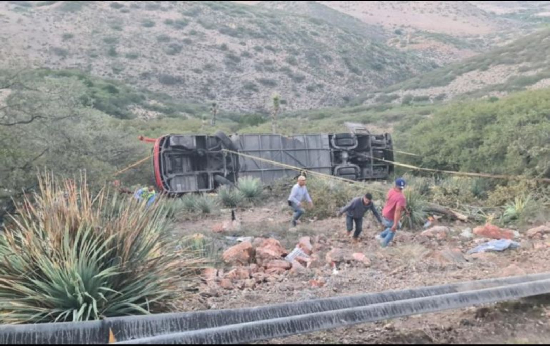 Autobús cae a barranca en San Luis Potosí; hay 18 heridos y 10 muertos